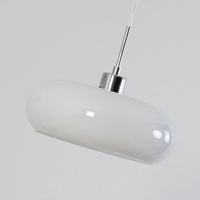 Weiße Glas-Pendelleuchte, modernes Design, verchromtes Metall, Innenbeleuchtung.