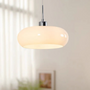 Moderne weiße Pendelleuchte aus Glas, Wohnzimmerbeleuchtung, elegantes Design, Inneneinrichtung.