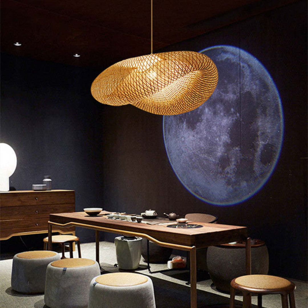 Moderne hängende Rattanlampe über Esstisch, Mondprojektion, stilvolle Inneneinrichtung.