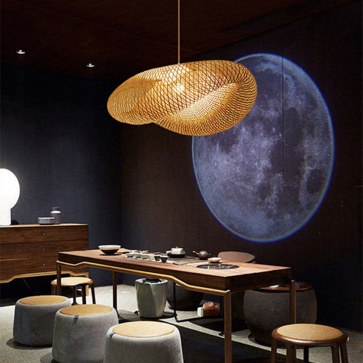 Moderne hängende Rattanlampe über Esstisch, Mondprojektion, stilvolle Inneneinrichtung.