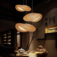 Moderne hängende Rattan-Lampe, dreifach, warmes Licht, Wohnzimmer, stilvolle Beleuchtung.
