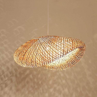 Hängelampe aus Rattan, modern, beige, organisches Design, Wohnzimmerbeleuchtung, dekorativ.