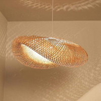 Moderne hängende Holzlampe, spiralförmiges Design, warmes Licht, Wohnzimmerbeleuchtung.