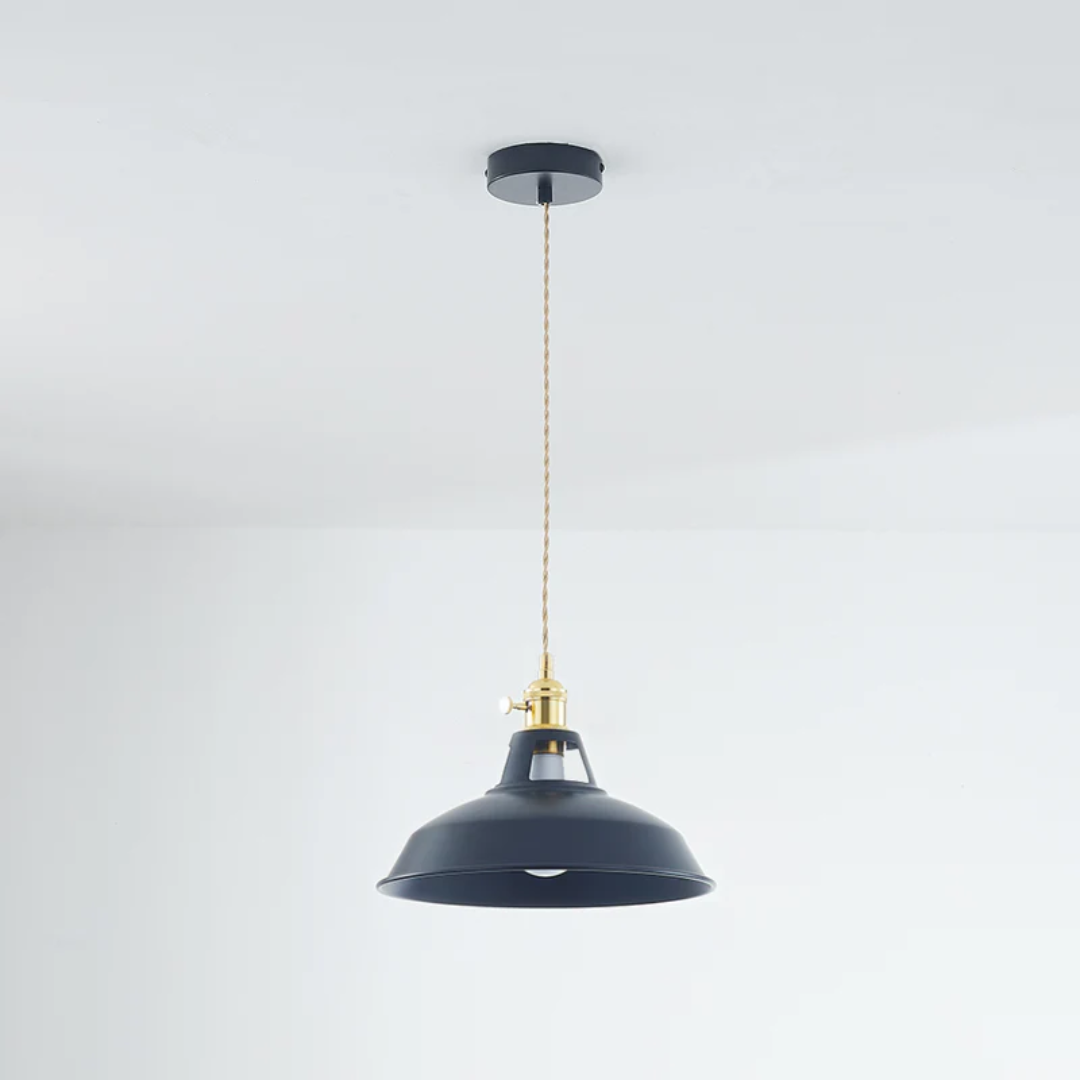 Schwarze Pendelleuchte mit goldenen Akzenten, modernes Design, Deckenlampe, Innenbeleuchtung.