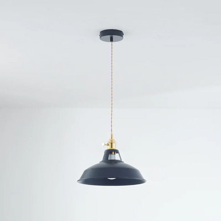 Schwarze Pendelleuchte mit goldenen Akzenten, modernes Design, Deckenlampe, Innenbeleuchtung.