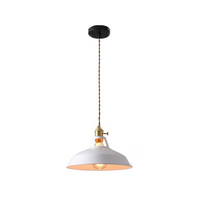 Weiße Pendelleuchte mit Messingakzenten, Vintage-Design, ideal für Esszimmerbeleuchtung.