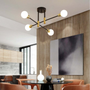 Moderne schwarze Deckenleuchte mit goldenen Akzenten in stilvollem Esszimmer.