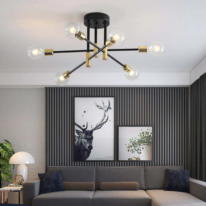 Moderne schwarze Deckenleuchte mit sechs Glühbirnen im Wohnzimmer, minimalistische Einrichtung.