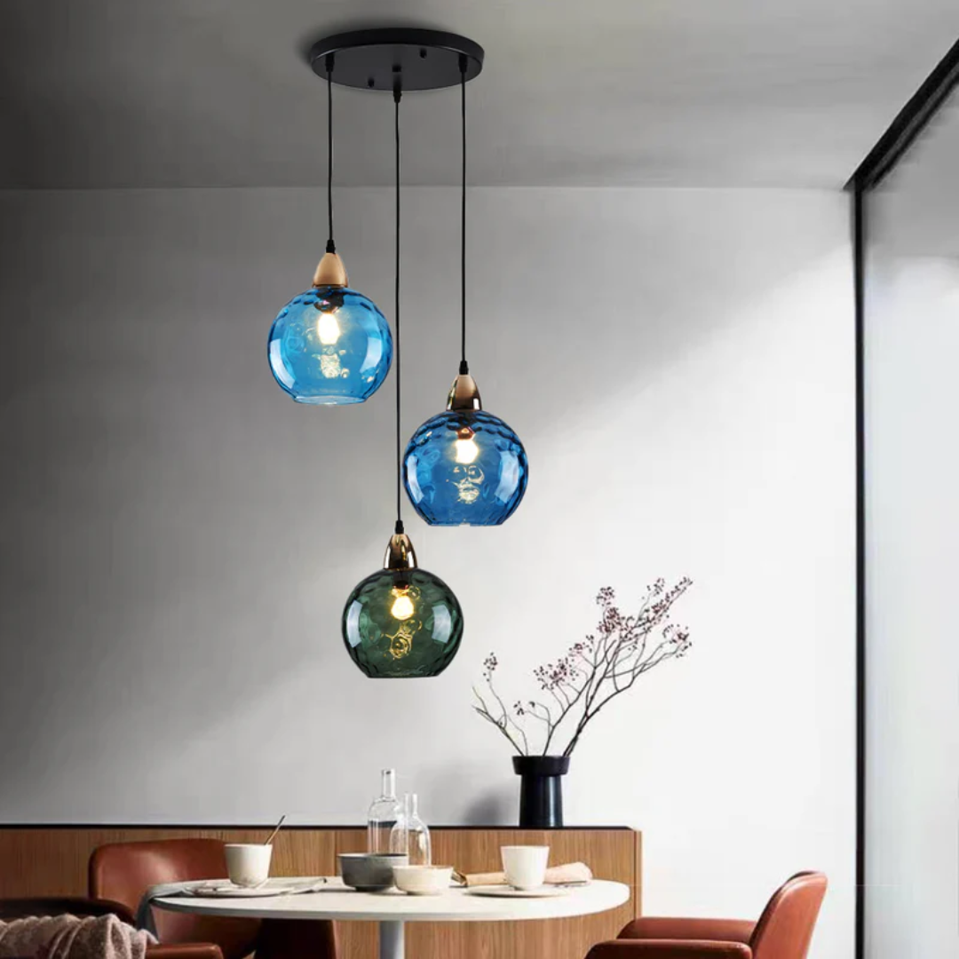 Dreifache Pendelleuchte, bunte Glaskugeln, modernes Design, Esszimmerbeleuchtung.