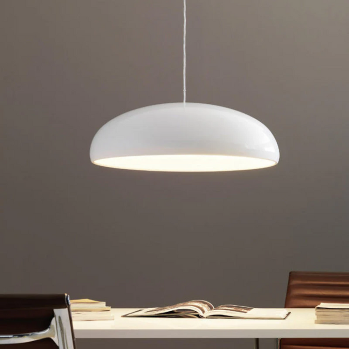 Moderne weiße Pendelleuchte über Esstisch, minimalistisches Design, Innenbeleuchtung.