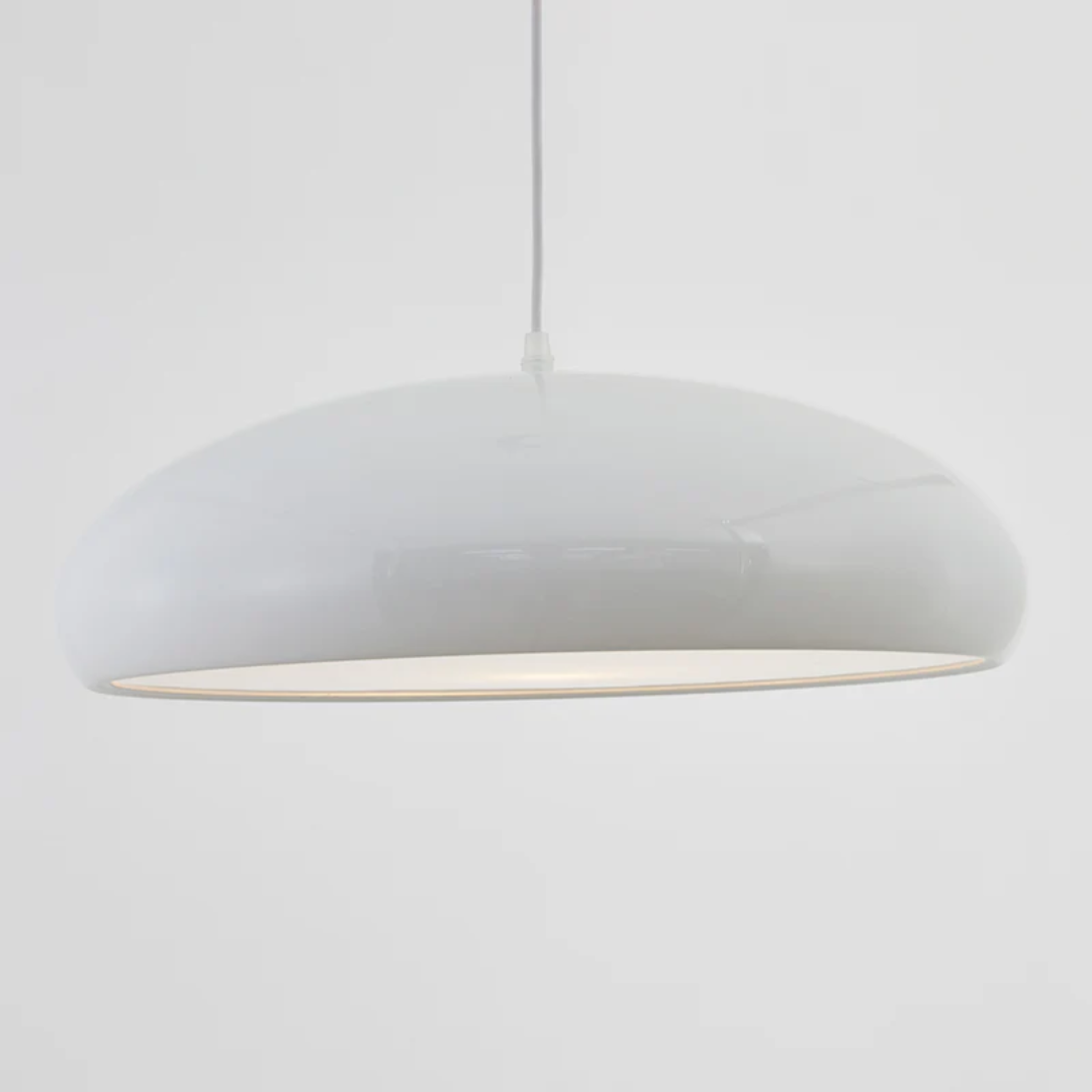 Weiße moderne Hängelampe, minimalistisches Design, Wohnzimmerbeleuchtung, Inneneinrichtung.