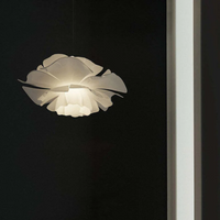 Weiße Designer-Hängelampe, blütenförmig, modernes Interieur, stilvolle Beleuchtung.