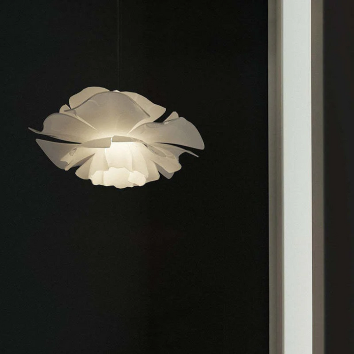 Weiße Designer-Hängelampe, blütenförmig, modernes Interieur, stilvolle Beleuchtung.