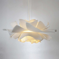 Moderne weiße Pendelleuchte aus Kunststoff, blütenförmig, für Wohnzimmerbeleuchtung.