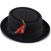 Schwarzer Filzhut mit roter Feder, eleganter Herrenhut, klassisches Design, Accessoire.