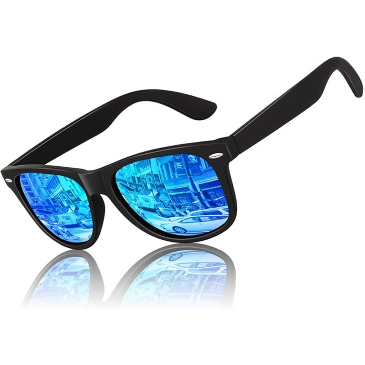 Schwarze Sonnenbrille mit blauen verspiegelten Gläsern, reflektiert Stadtansicht.