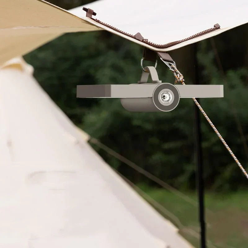 Campinglampe LED, tragbar, grau, am Zelt befestigt, ideal für Outdoor-Abenteuer.