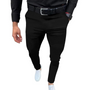 Mann in schwarzer Hose und Hemd, weiße Sneaker, schwarzer Gürtel, modisch, lässiger Stil.