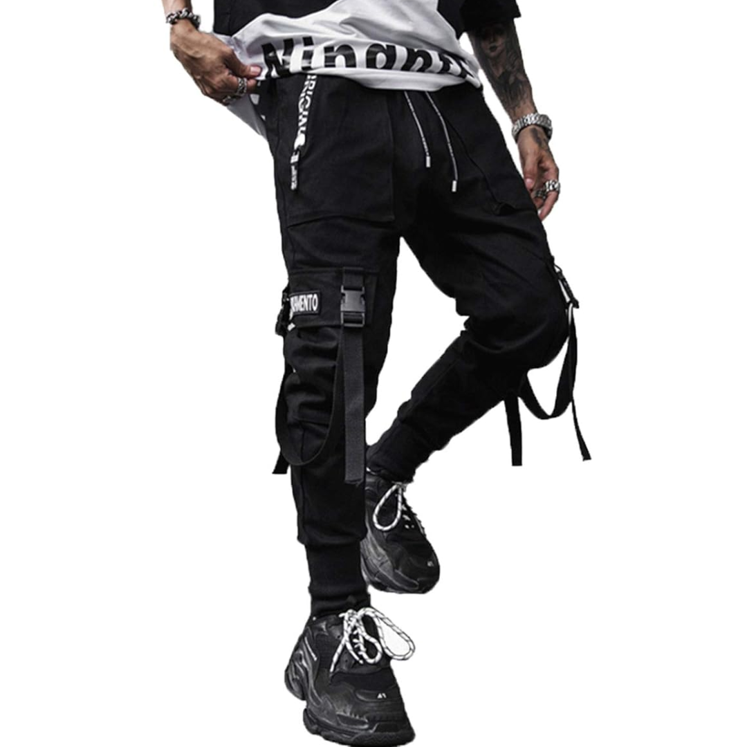 Schwarze Cargo-Hose Herren, Streetwear, mit Taschen und Schnallen, lässiger Stil.