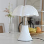 Weiße Designer-Tischlampe aus Metall, modern, für Schlafzimmer oder Büro, auf Tisch.