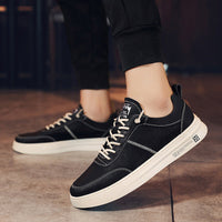 Schwarze Ledersneaker für Herren, atmungsaktiv, rutschfest, Freizeit, weiße Sohle.