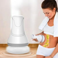 Frau benutzt weißen Körpermassagegerät zur Fettverbrennung, Fitness, Wellness, Hautpflege.