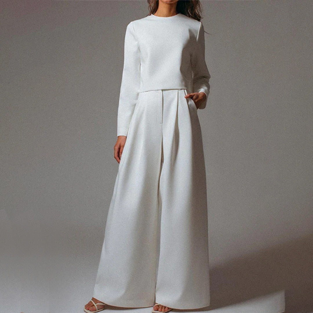Weiße Damenhose und Oberteil, elegantes Design, langärmelig, modisch, hochwertiger Stoff.