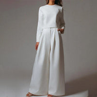 Weiße Damenhose und Oberteil, elegantes Design, langärmelig, modisch, hochwertiger Stoff.