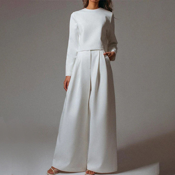 Weiße Damenhose und Oberteil, elegantes Design, langärmelig, modisch, hochwertiger Stoff.