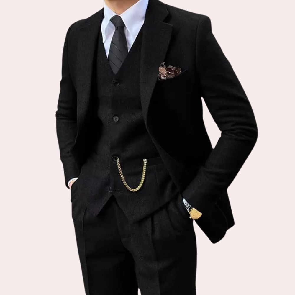 Eleganter schwarzer Herrenanzug mit Weste, Krawatte und Einstecktuch, ideal für formelle Anlässe.