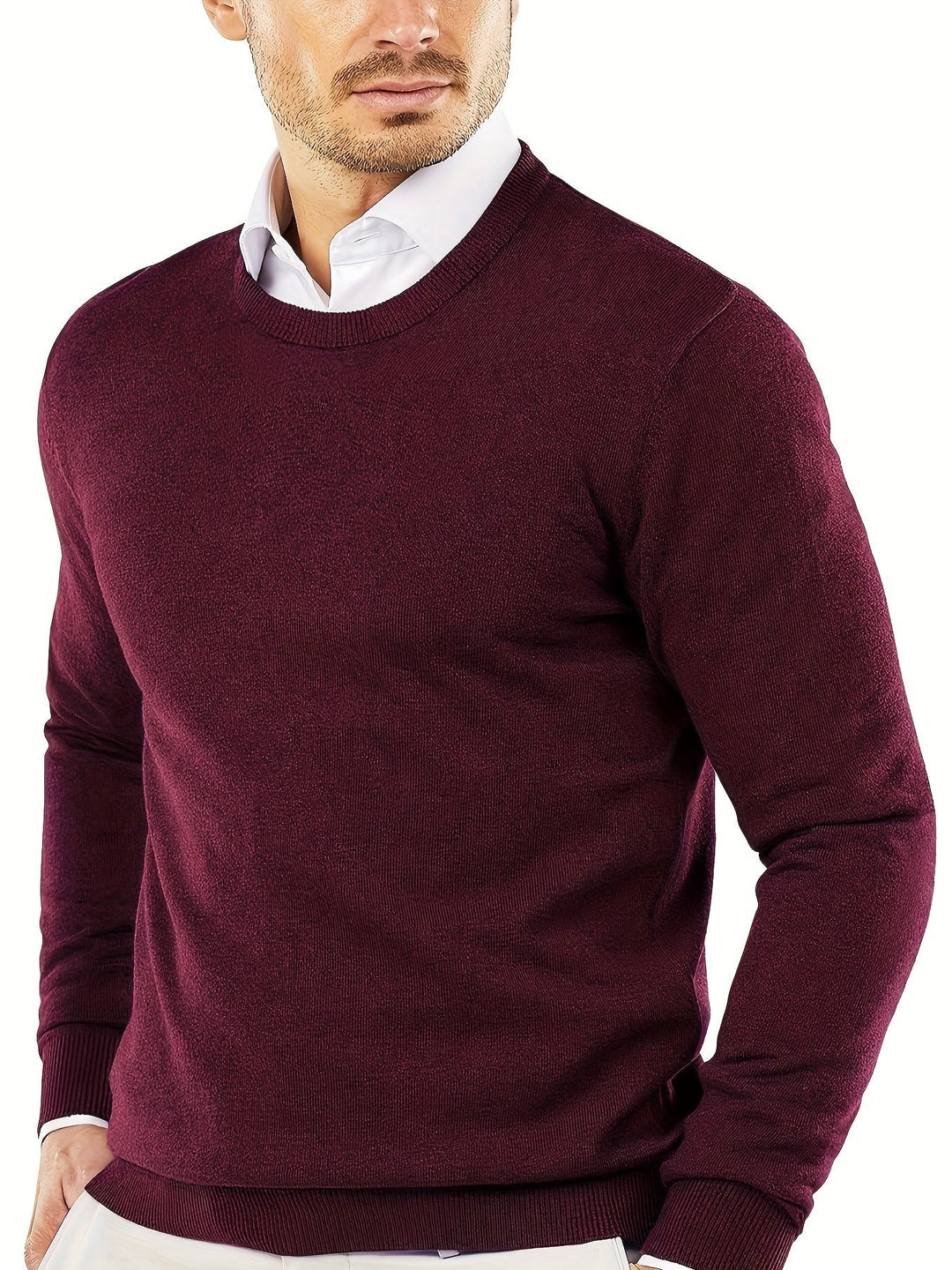 Mann in bordeauxrotem Pullover, Baumwolle, eleganter Herrenmode, Herbstmode, weißes Hemd.