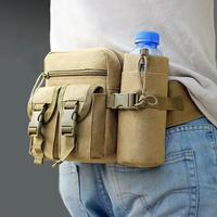 Beige Gürteltasche mit abnehmbarer Wasserflaschenhalterung, ideal für Outdoor-Aktivitäten.