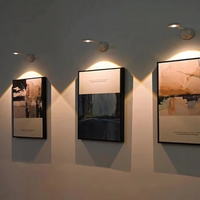 Drei abstrakte Gemälde an einer beleuchteten Wand, moderne Kunst, Galerieausstellung.