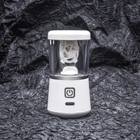 Tragbarer weißer Mini-Mixer mit USB-Ladefunktion auf schwarzem Hintergrund.