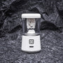 Tragbarer weißer Mini-Mixer mit USB-Ladefunktion auf schwarzem Hintergrund.