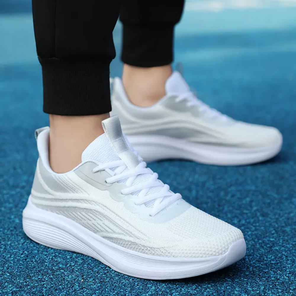 Weiße Sportschuhe mit grauen Akzenten, atmungsaktiv, ideal für Laufen und Fitness.