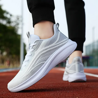 Weiße Damen-Laufschuhe, atmungsaktiv, leicht, ideal für Sport und Freizeit.