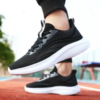 Schwarzer Sportschuh mit weißer Sohle, atmungsaktiv, ideal zum Laufen und Fitness.