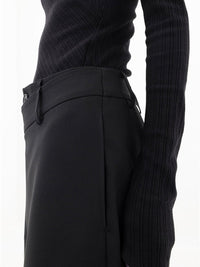 Schwarze asymmetrische Baggy-Hose, Damenmode, elegantes Design, bequemer Stoff.