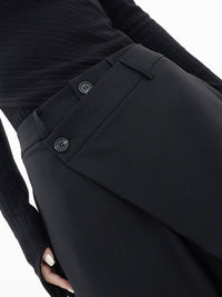Schwarze asymmetrische Baggy-Hose, Damenmode, elegantes Design, Knopfdetails.