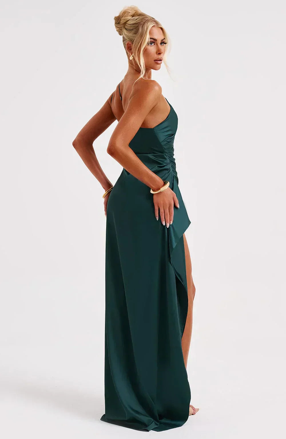 Stilvolles Satin-Kleid mit Falten und Schulterdetail - Selene