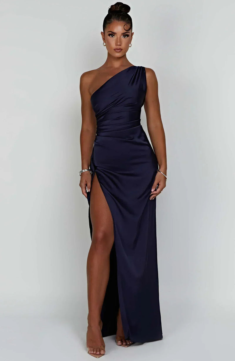 Stilvolles Satin-Kleid mit Falten und Schulterdetail - Selene