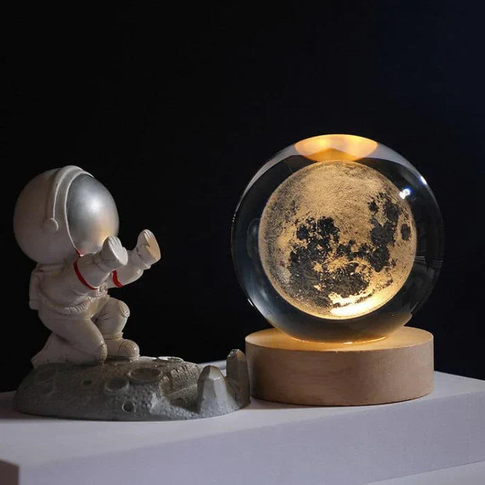 Astronautenfigur und leuchtende Mondkugel auf Holzsockel, dekorative Lampe, Nachtlicht.