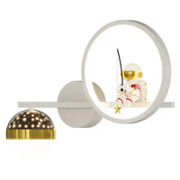 Weiße Wandleuchte mit Astronautenfigur, goldene Akzente, modernes Design, Kinderzimmerlampe.