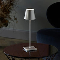 Moderne silberne Tischlampe auf Glastisch, minimalistisches Design, Wohnzimmerbeleuchtung.