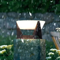 Moderne Außenleuchte auf Stein, LED, schwarz-weiß, wetterfest, Gartenbeleuchtung.