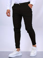 Mann in schwarzer Chinohose und weißen Sneakers, modisch, lässig, Herrenmode.