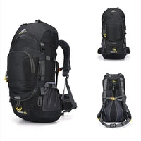 Schwarzer 60L Wanderrucksack, wasserdicht, mit mehreren Taschen und verstellbaren Gurten.