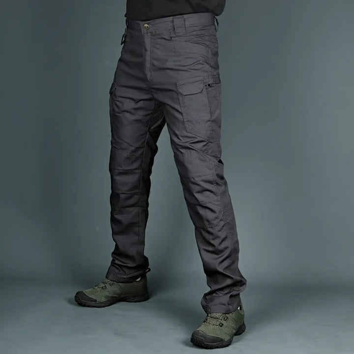 Graue taktische Hose für Herren, robust, mit Taschen, ideal für Outdoor-Aktivitäten.
