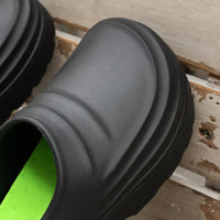 Schwarze Clogs mit grüner Innensohle, rutschfest, bequem, Unisex-Schuhe für Alltag.